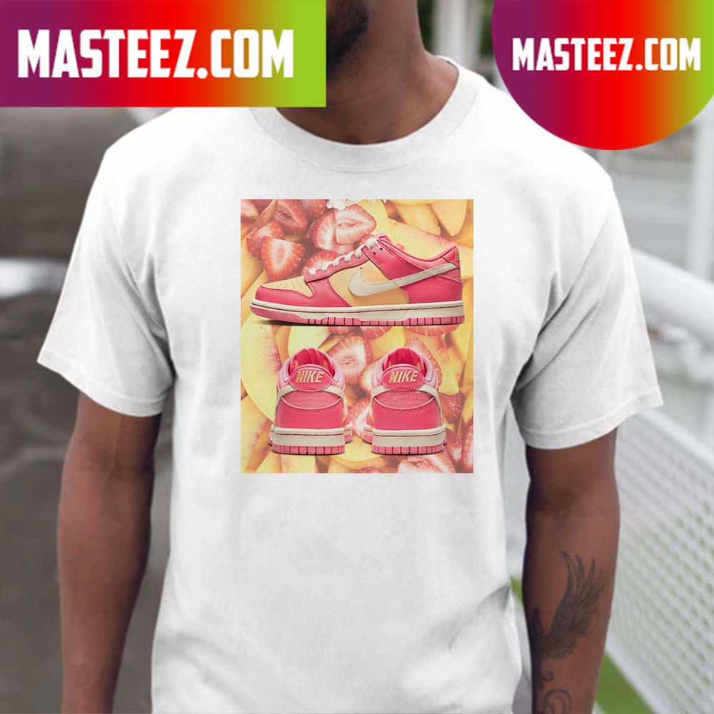 lip Hijsen Wasserette Strawberry Peach Nike Dunk Lows T-shirt - Masteez