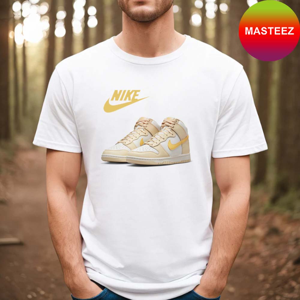 Ongeschikt elkaar Datum Nike Dunk High Pale Vanilla Topaz Gold Fan Original T-shirt - Masteez