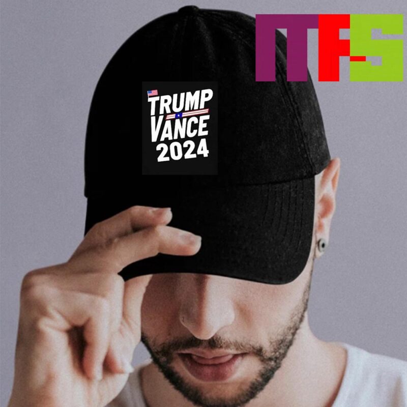 Cappellino rosso con visiera e lo slogan che rimanda alla